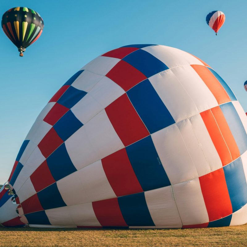 Montgolfière en cours de gonflage métaphore de l'apprentissage de la méditation